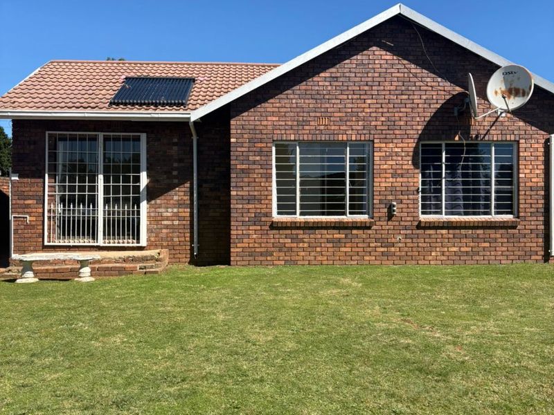 Spacious Family Home + Private Cottage with extra cottage for bigger family!!! - Photo 4