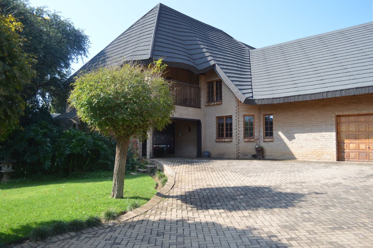 Sole and Exclusive mandate....EXCLUSIVE ADDRESS. UNMATCHED SECURITY. EXPANSIVE LIVING IN ONE OF WILKOPPIES’ FINEST STREETS. - Photo 2