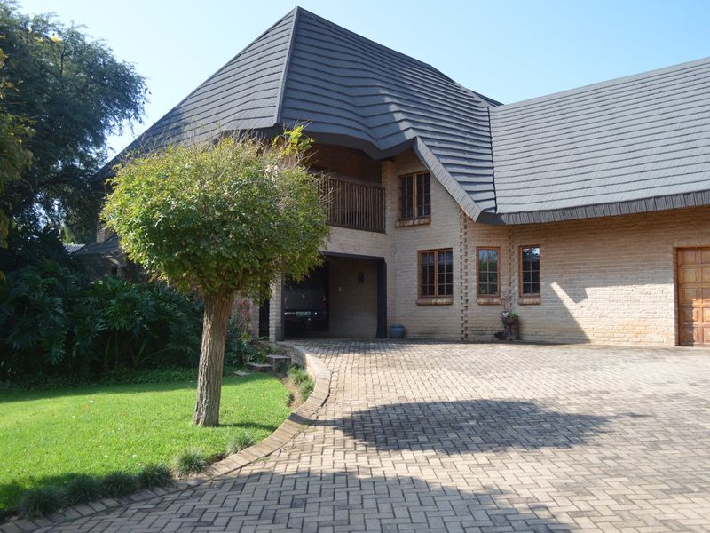 Sole and Exclusive mandate....EXCLUSIVE ADDRESS. UNMATCHED SECURITY. EXPANSIVE LIVING IN ONE OF WILKOPPIES’ FINEST STREETS. - Photo 2