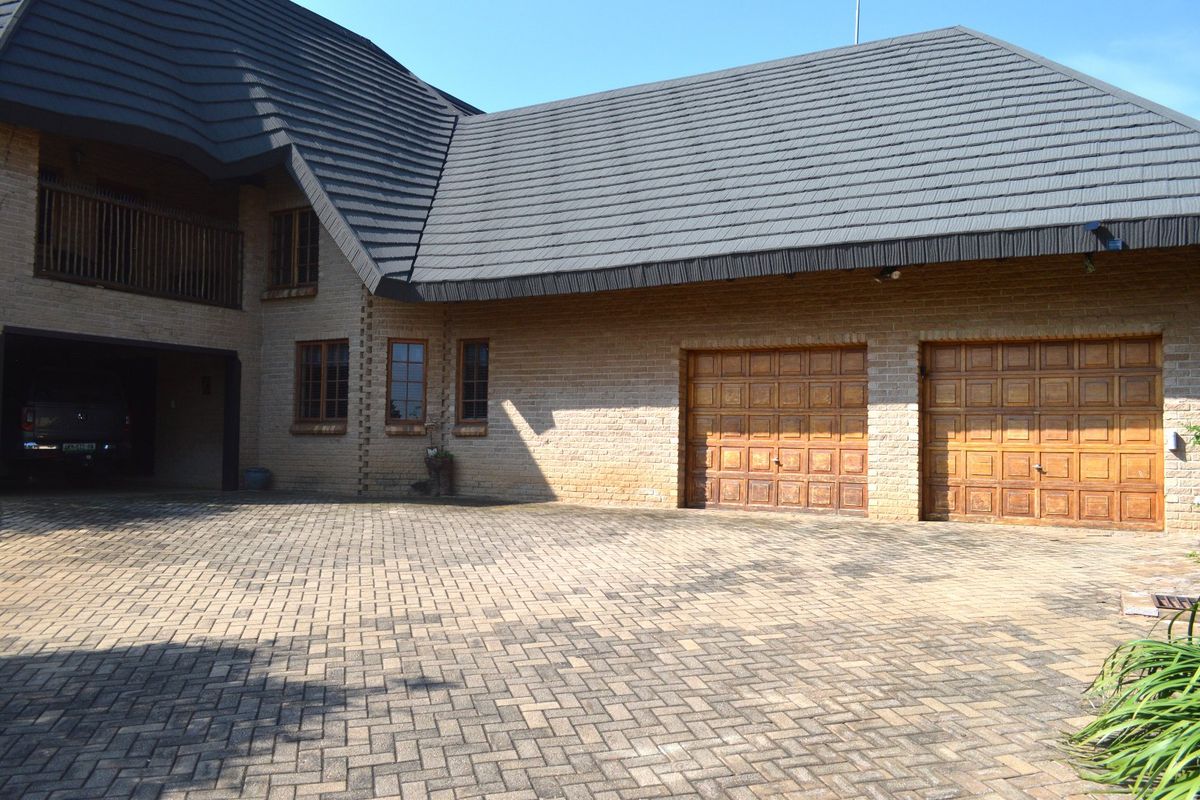 Sole and Exclusive mandate....EXCLUSIVE ADDRESS. UNMATCHED SECURITY. EXPANSIVE LIVING IN ONE OF WILKOPPIES’ FINEST STREETS. - Photo 4