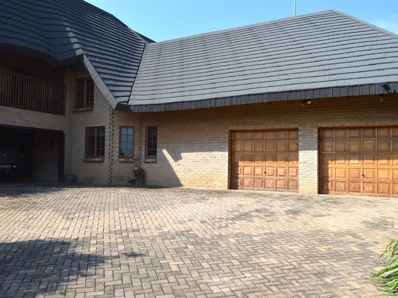Sole and Exclusive mandate....EXCLUSIVE ADDRESS. UNMATCHED SECURITY. EXPANSIVE LIVING IN ONE OF WILKOPPIES’ FINEST STREETS. - Photo 4
