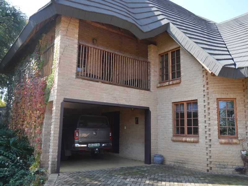 Sole and Exclusive mandate....EXCLUSIVE ADDRESS. UNMATCHED SECURITY. EXPANSIVE LIVING IN ONE OF WILKOPPIES’ FINEST STREETS. - Photo 7