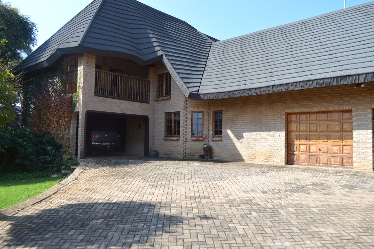 Sole and Exclusive mandate....EXCLUSIVE ADDRESS. UNMATCHED SECURITY. EXPANSIVE LIVING IN ONE OF WILKOPPIES’ FINEST STREETS. - Photo 5