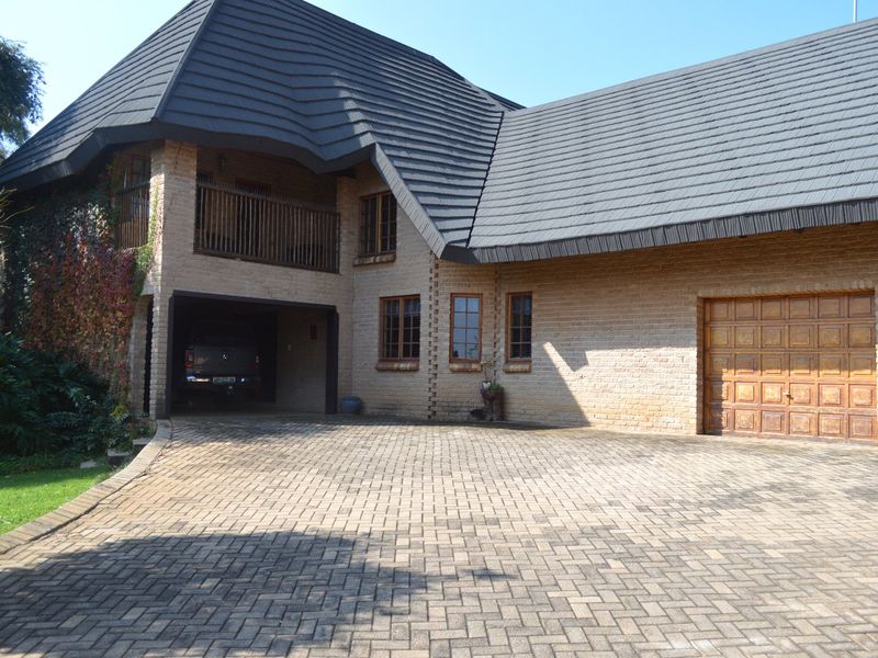 Sole and Exclusive mandate....EXCLUSIVE ADDRESS. UNMATCHED SECURITY. EXPANSIVE LIVING IN ONE OF WILKOPPIES’ FINEST STREETS. - Photo 5