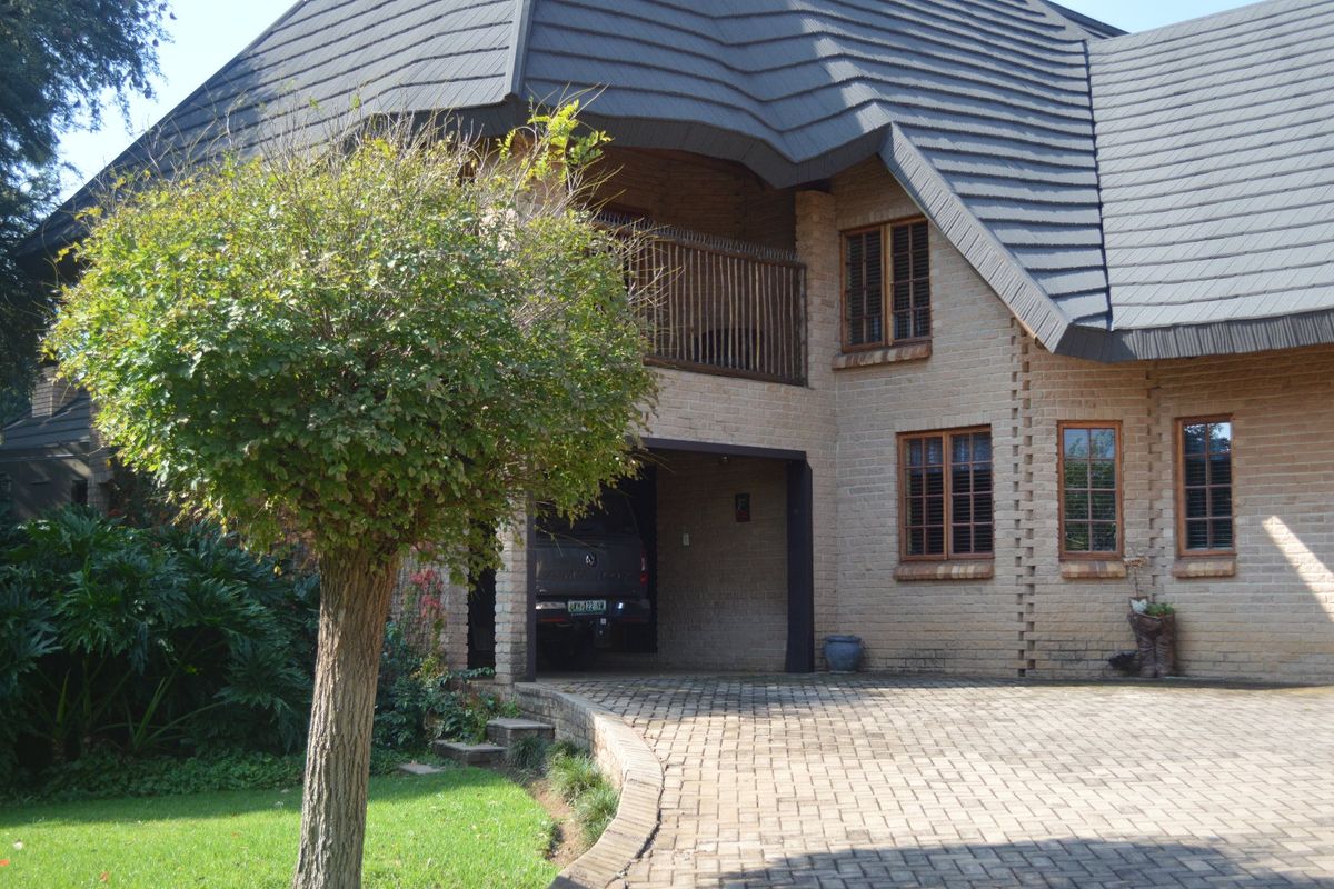 Sole and Exclusive mandate....EXCLUSIVE ADDRESS. UNMATCHED SECURITY. EXPANSIVE LIVING IN ONE OF WILKOPPIES’ FINEST STREETS. - Photo 3
