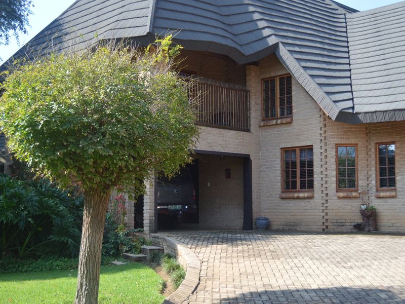 Sole and Exclusive mandate....EXCLUSIVE ADDRESS. UNMATCHED SECURITY. EXPANSIVE LIVING IN ONE OF WILKOPPIES’ FINEST STREETS. - Photo 3