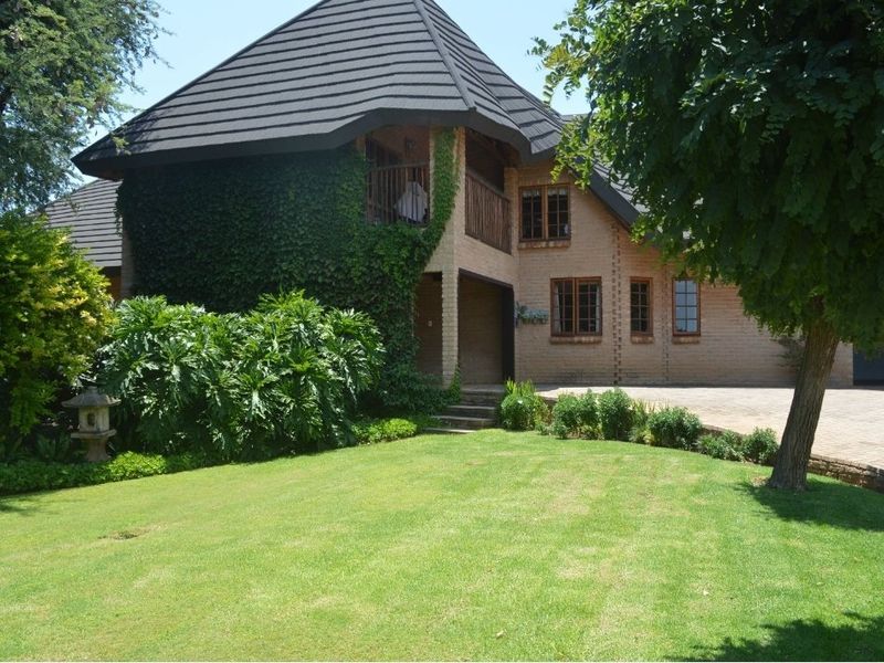 Sole and Exclusive mandate....EXCLUSIVE ADDRESS. UNMATCHED SECURITY. EXPANSIVE LIVING IN ONE OF WILKOPPIES’ FINEST STREETS. - Photo 2