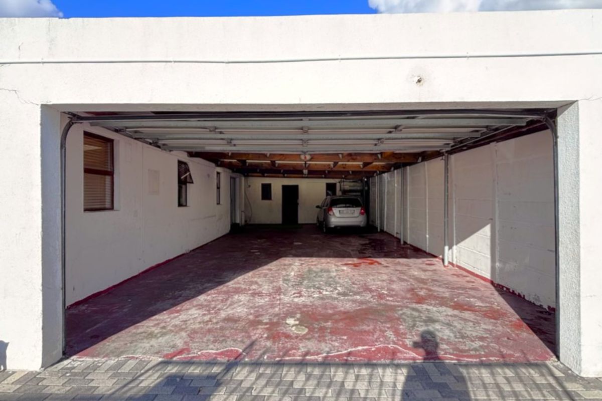 Spacious 3-Bedroom Home with 2 Flatlets & Parking for 10+ Vehicles in Colorado Park - Photo 5