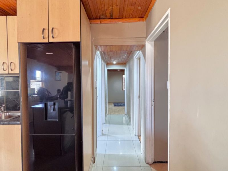 Spacious 3-Bedroom Home with 2 Flatlets & Parking for 10+ Vehicles in Colorado Park - Photo 10