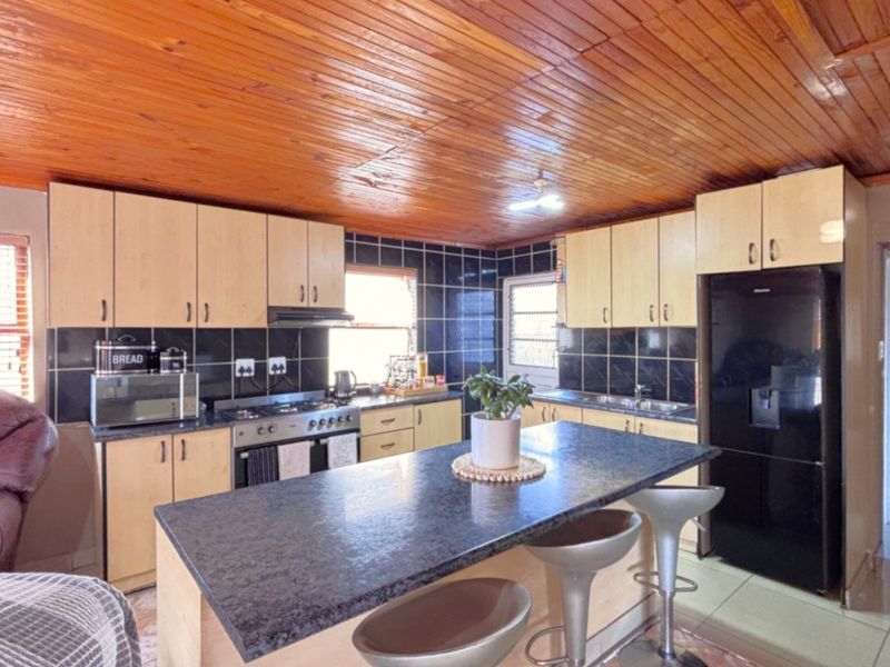 Spacious 3-Bedroom Home with 2 Flatlets & Parking for 10+ Vehicles in Colorado Park - Photo 9