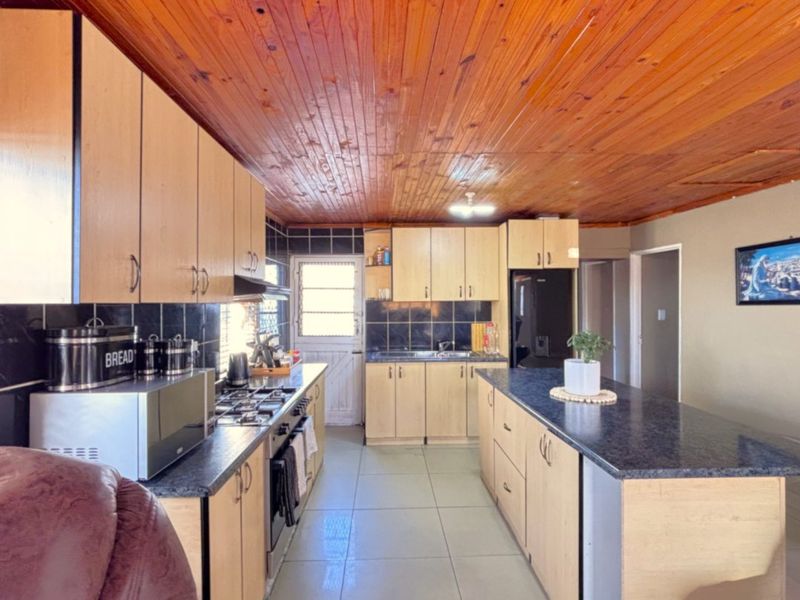 Spacious 3-Bedroom Home with 2 Flatlets & Parking for 10+ Vehicles in Colorado Park - Photo 8
