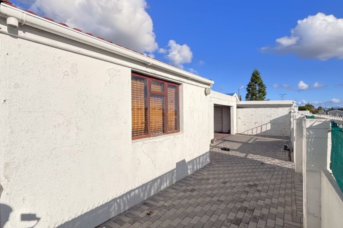 Spacious 3-Bedroom Home with 2 Flatlets & Parking for 10+ Vehicles in Colorado Park - Photo 4