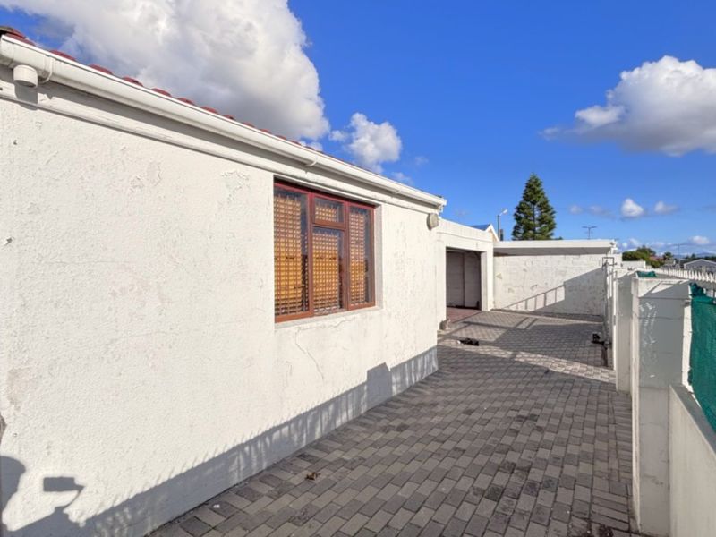 Spacious 3-Bedroom Home with 2 Flatlets & Parking for 10+ Vehicles in Colorado Park - Photo 4