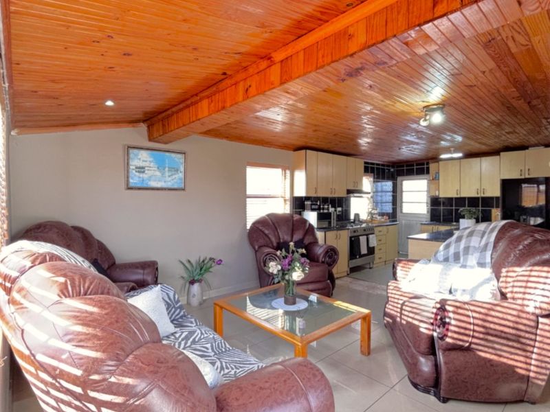 Spacious 3-Bedroom Home with 2 Flatlets & Parking for 10+ Vehicles in Colorado Park - Photo 6