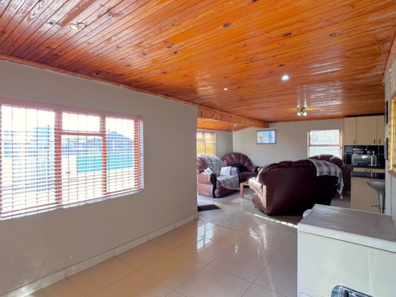 Spacious 3-Bedroom Home with 2 Flatlets & Parking for 10+ Vehicles in Colorado Park - Photo 7