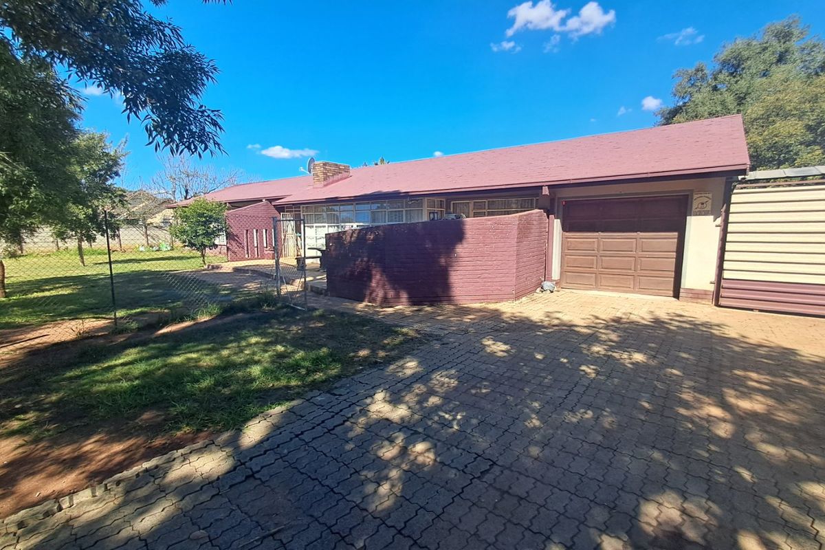 4 Bedroom House for sale in Meiringspark. - Photo 2