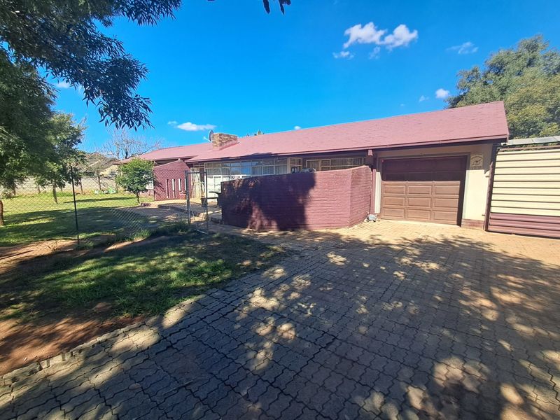 4 Bedroom House for sale in Meiringspark. - Photo 2