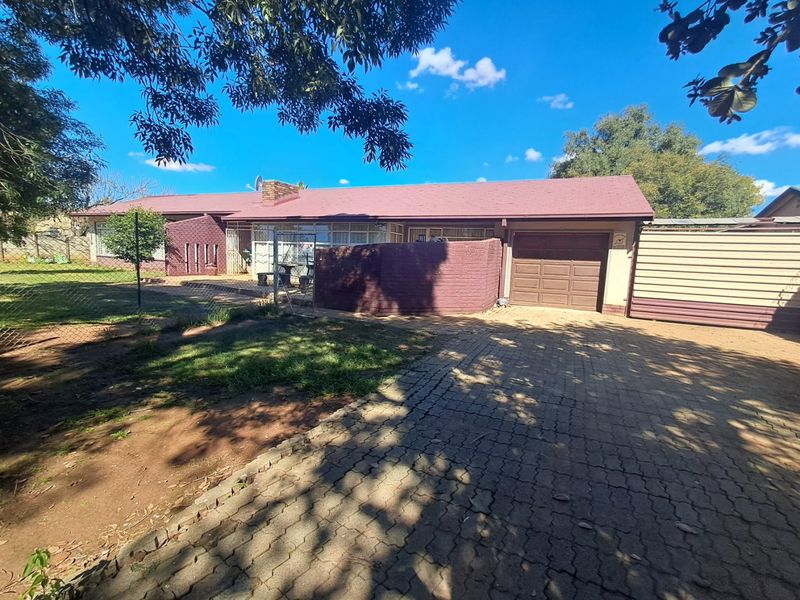 4 Bedroom House for sale in Meiringspark. - Photo 1