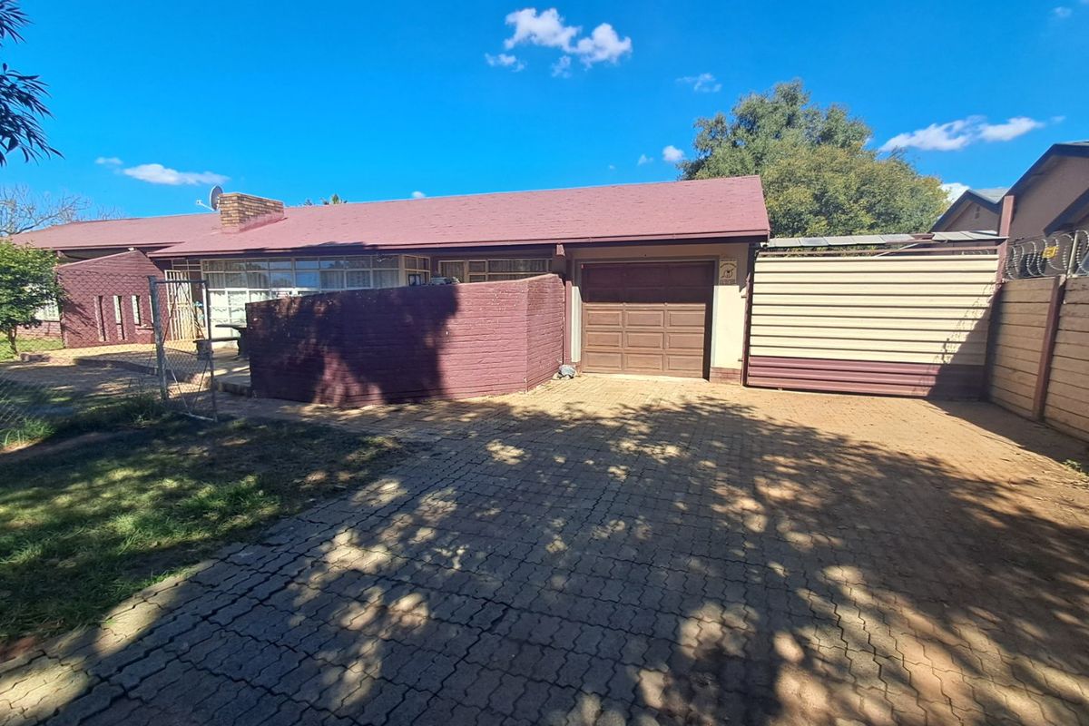 4 Bedroom House for sale in Meiringspark. - Photo 3