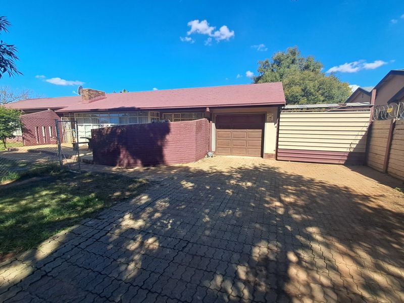 4 Bedroom House for sale in Meiringspark. - Photo 3