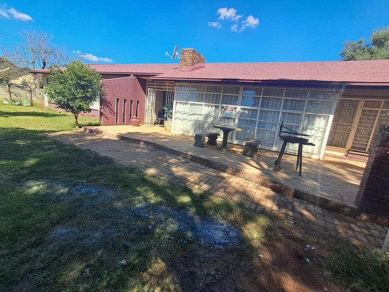 4 Bedroom House for sale in Meiringspark. - Photo 4