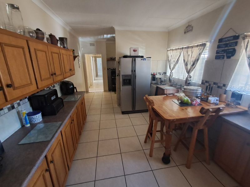 4 Bedroom House for sale in Meiringspark. - Photo 9