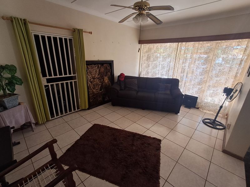 4 Bedroom House for sale in Meiringspark. - Photo 8