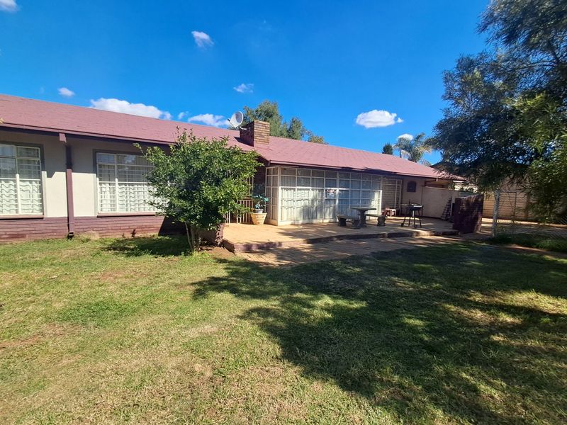 4 Bedroom House for sale in Meiringspark. - Photo 7