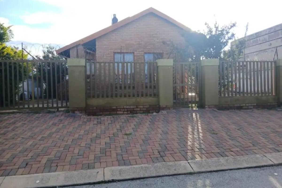 A property suited for home and student accommodation in Ivy Park – Close to Schools & Shops - Photo 3