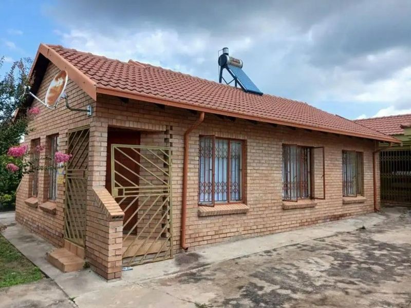 A property suited for home and student accommodation in Ivy Park – Close to Schools & Shops - Photo 2