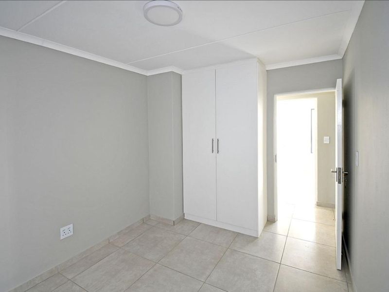 2 bed apartment to rent in glen marais  - Photo 3