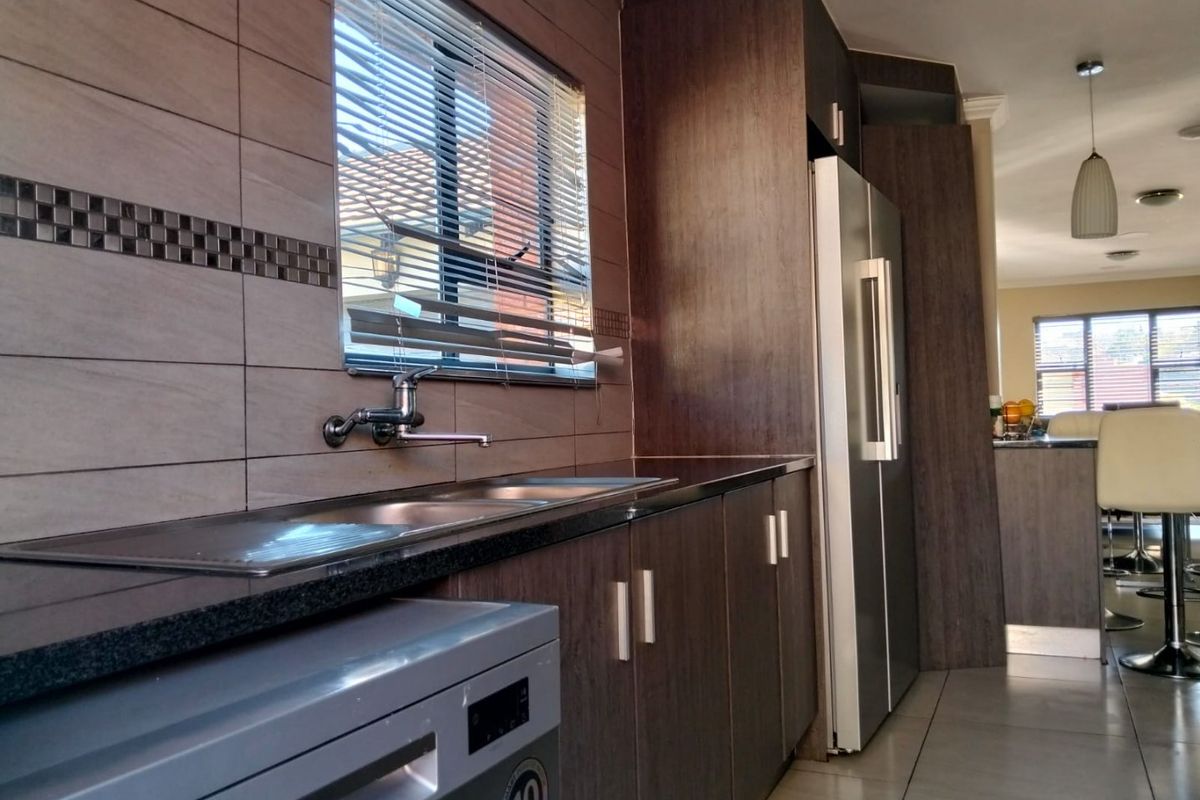 3 bedroom 2 bathroom Home in Amberfield Valley - Photo 4