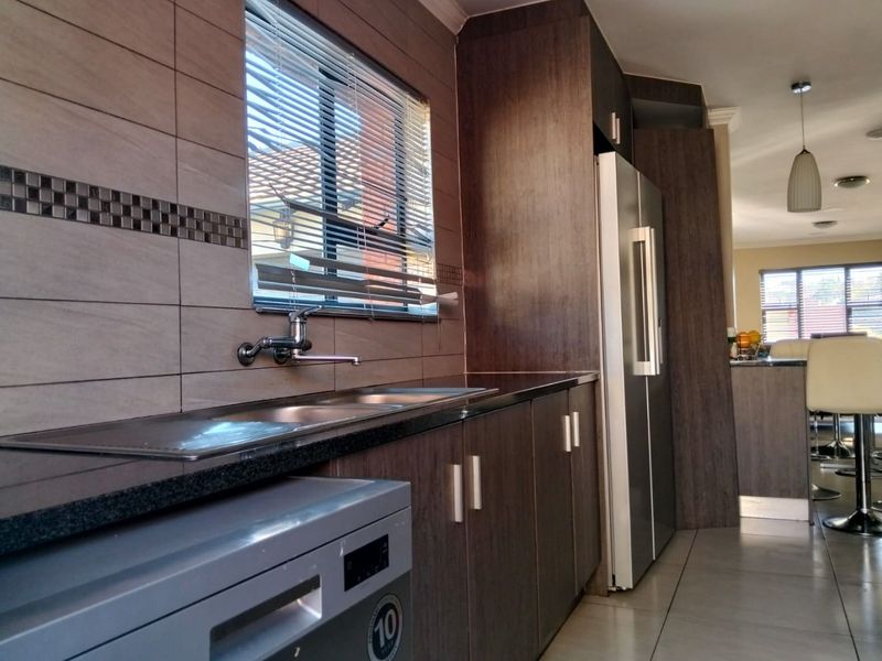 3 bedroom 2 bathroom Home in Amberfield Valley - Photo 4
