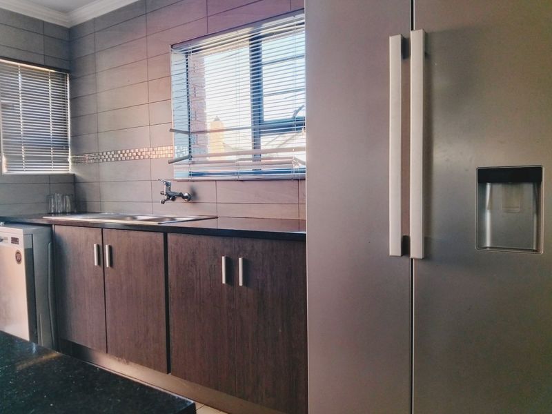 3 bedroom 2 bathroom Home in Amberfield Valley - Photo 6