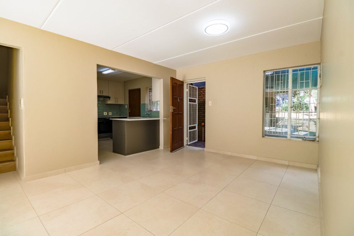 3 Bedroom House in a complex to rent, Office and TV room,  in Moreleta Park, Pretoria East  - Photo 5
