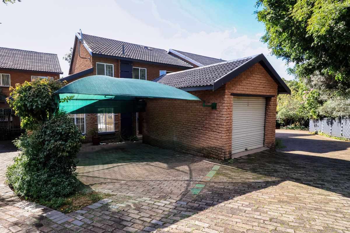 3 Bedroom House in a complex to rent, Office and TV room,  in Moreleta Park, Pretoria East  - Photo 2