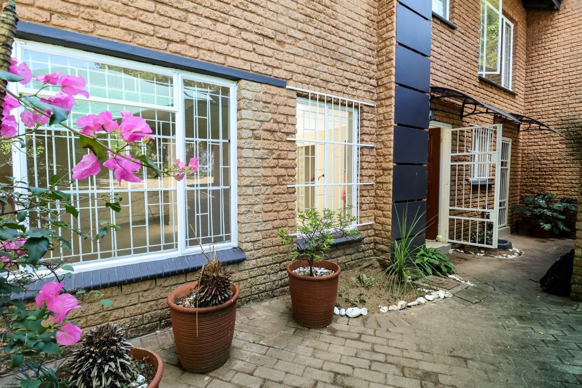 3 Bedroom House in a complex to rent, Office and TV room,  in Moreleta Park, Pretoria East  - Photo 3