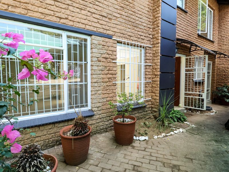 3 Bedroom House in a complex to rent, Office and TV room,  in Moreleta Park, Pretoria East  - Photo 3