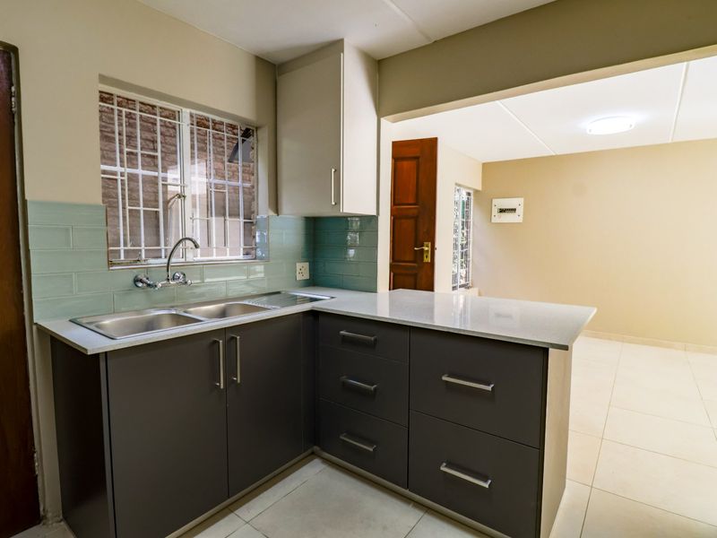 3 Bedroom House in a complex to rent, Office and TV room,  in Moreleta Park, Pretoria East  - Photo 9