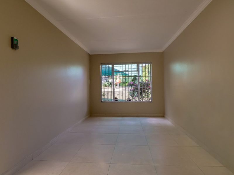 3 Bedroom House in a complex to rent, Office and TV room,  in Moreleta Park, Pretoria East  - Photo 7
