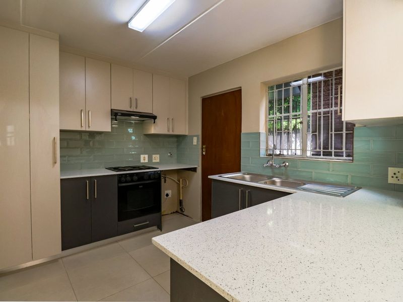 3 Bedroom House in a complex to rent, Office and TV room,  in Moreleta Park, Pretoria East  - Photo 8