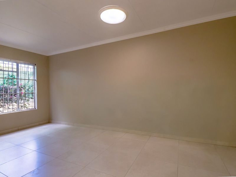 3 Bedroom House in a complex to rent, Office and TV room,  in Moreleta Park, Pretoria East  - Photo 6