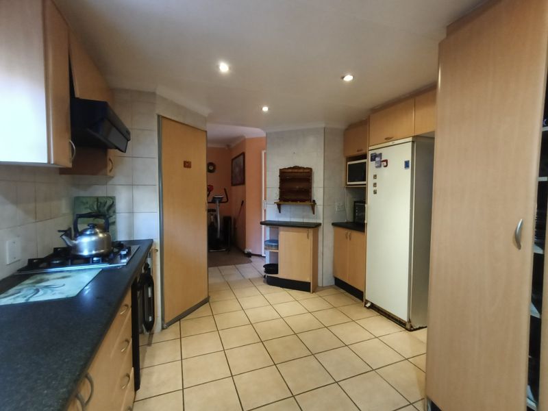 Lovely 3 Bedroom Home for Sale in Kempton Park - Photo 7