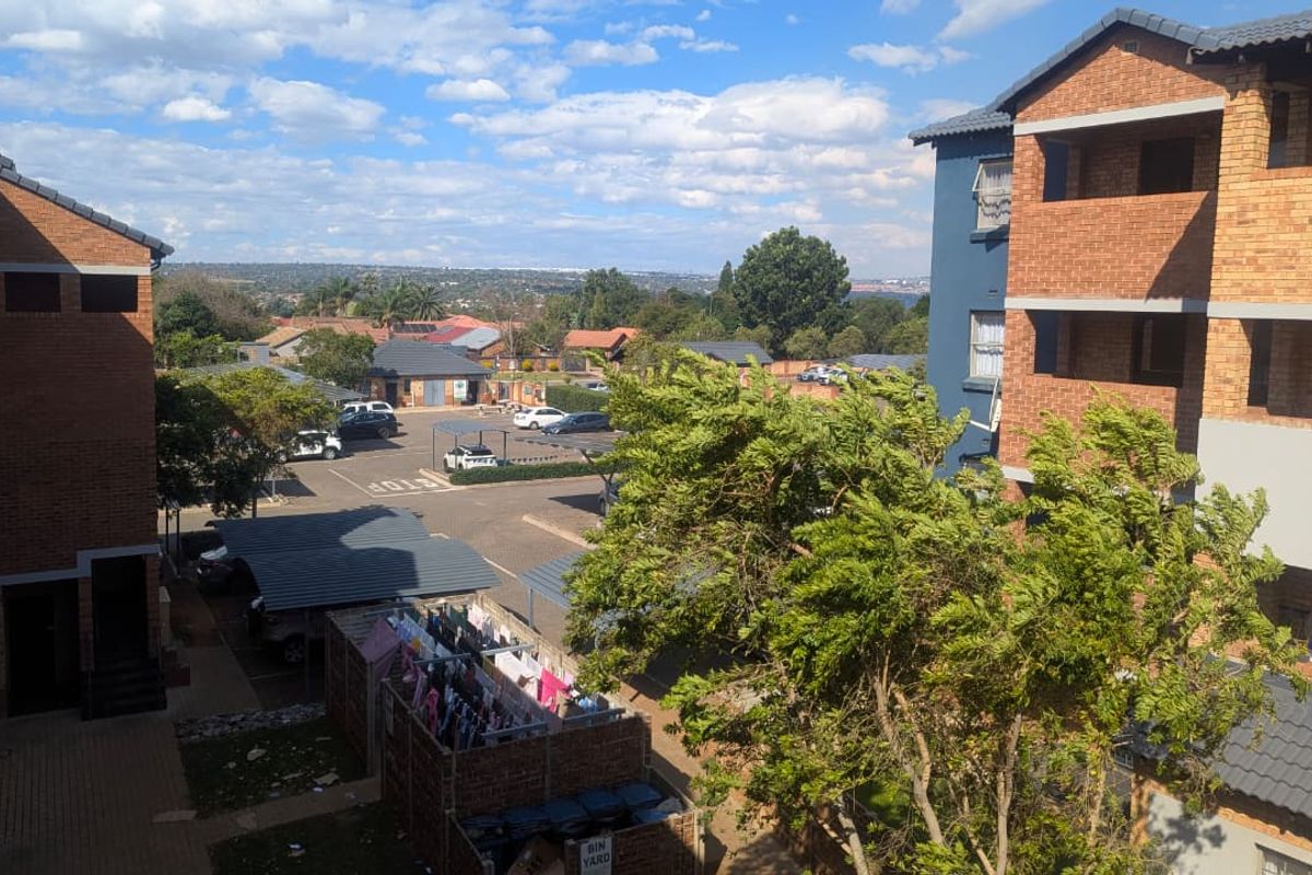 2 Bedroom, 1 Bathroom Unit: Modern Investment Opportunity, 3rd-Floor Living at The Junction, Heuweloord, Centurion West  - Photo 2