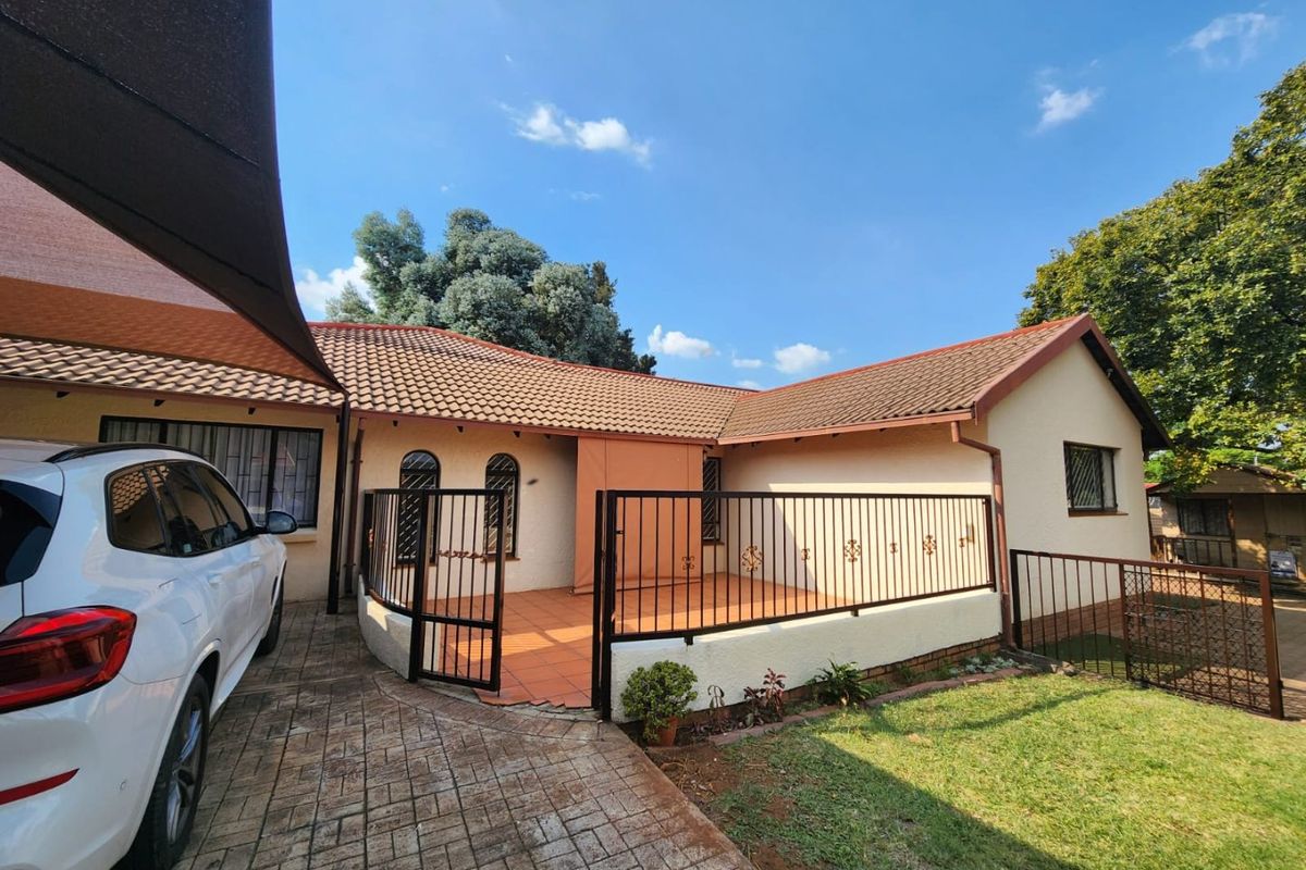 Spacious 4 Bedroom house in Heuweloord - Photo 2