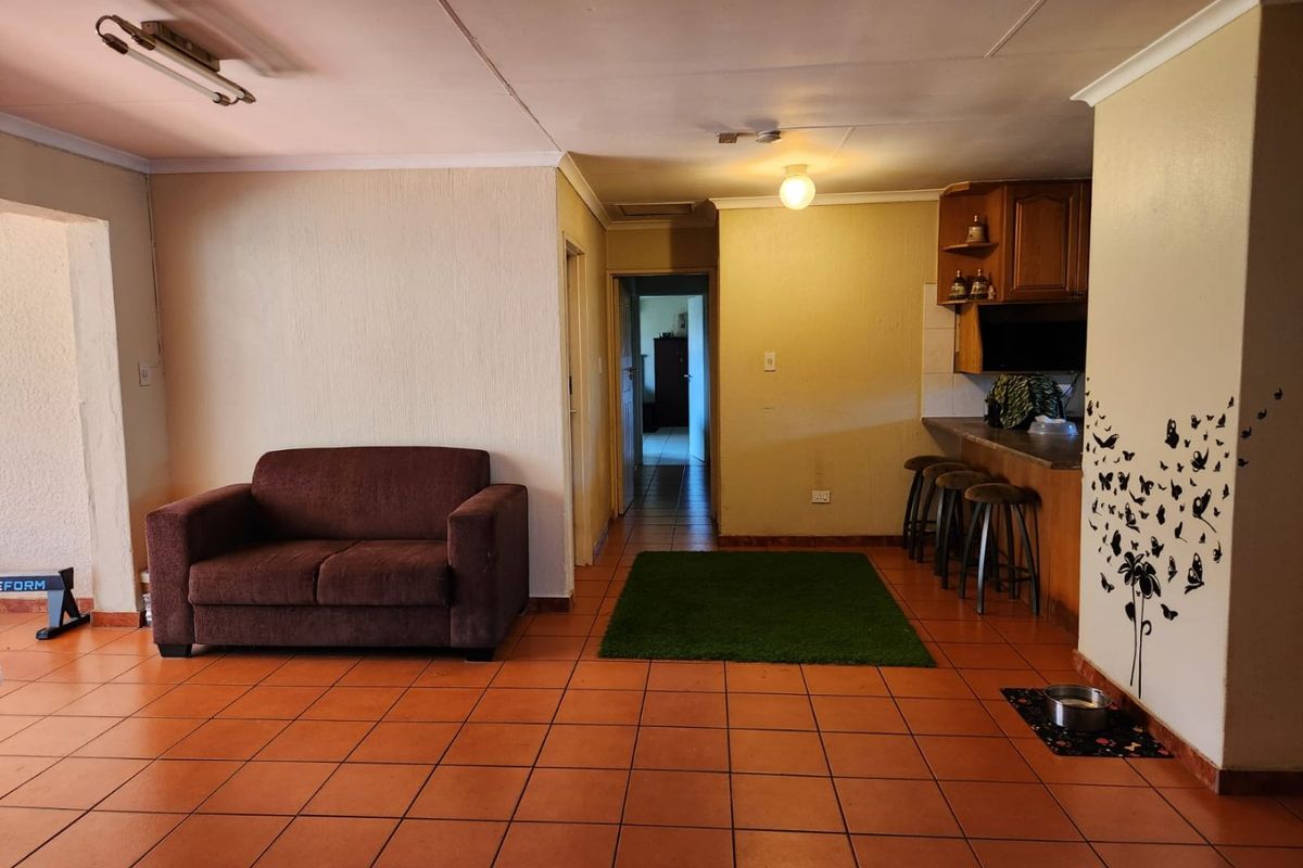 Spacious 4 Bedroom house in Heuweloord - Photo 4