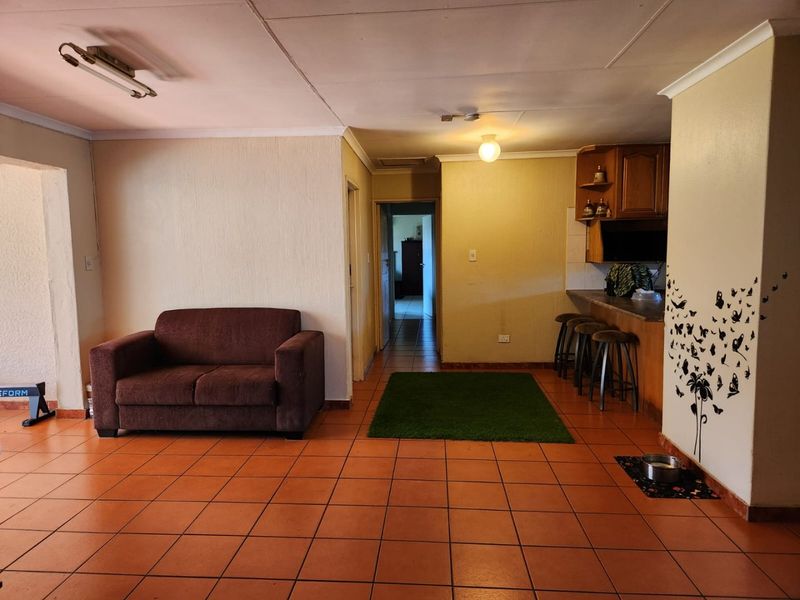 Spacious 4 Bedroom house in Heuweloord - Photo 4