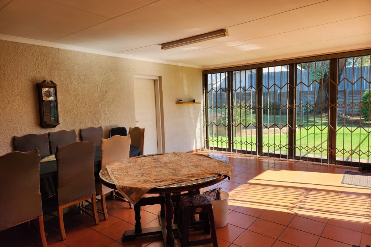 Spacious 4 Bedroom house in Heuweloord - Photo 3