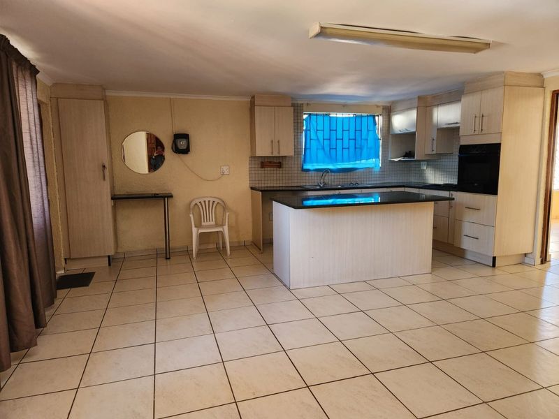 Spacious 4 Bedroom house in Heuweloord - Photo 9