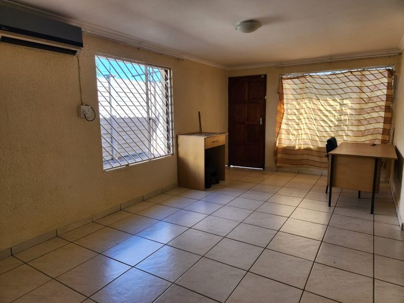 Spacious 4 Bedroom house in Heuweloord - Photo 8